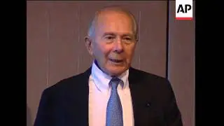 Former AIG chief Greenberg criticises bonuses