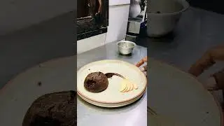 Lava chocolate 🧑🏻&zwj;🍳 #food #chefstory #kitchenchef #duet #chefjourney #kitchenstaff #chefdiary