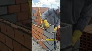 De ce pune 2 tipuri de cărămizi ? Să vedem dacă știe cineva 👀