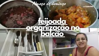 Feijoada, almoço de domingo+organização no balcão.