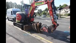 5 Ton Digger breaking tarmac with pecker for gas works in old Coulsdon 09.09.2025