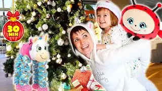 🎅 Déballage fou des cadeaux de Noël avec Bianca !  Vlog de famille pour enfants
