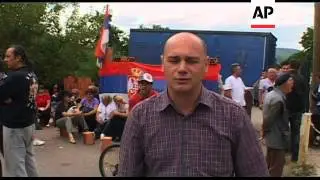 Serbs face NATO troops as road blocks remain