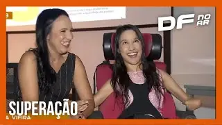 Mãe ajuda a filha com paralisia cerebral a se formar em pedagogia