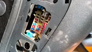 Расположение и проверка предохранителя электродвигателя вентилятора Nissan Juke