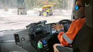 Operator Skill Dewa Mengemudi Dump Truck Mercy Arocs 4845 cuma pake cangcut doank di dalam kabin 🤣