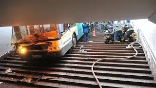 Moskau: Bus f&auml;hrt in Menschenmenge