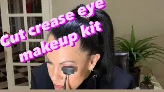 How to use the crease line kit. #makeuphack #eyeshadow #eyemakup