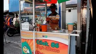 Anggota Polisi Nyambi Jualan Cilok