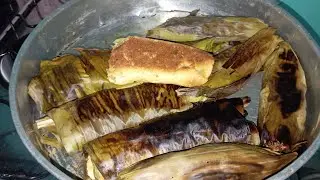 Hoje eu fiz um delicioso bolo de mandioca puba, feito na palha de bananeira, uma verdadeira del&iacute;cia