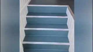 Профессиональный работник кладет ПВХ