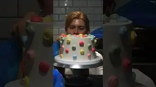 Cake Timelapse #CakeDecorating #timelapse #strawberrycake #OddlySatisfying #baking #food #icing