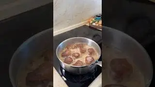 Медальоны в сливочно-грибном соусе
