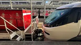 【385系】連結　385系+機関車　豊橋駅にて　（クハ384-1+モハ385-301 +DD200-24号機）