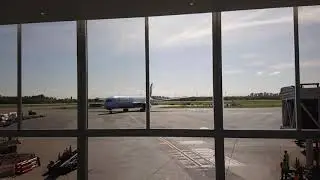 Llegada del avi&oacute;n a la manga