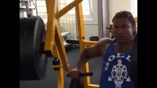 Tim Wiese w&auml;rmt sich mit 200kg auf!!