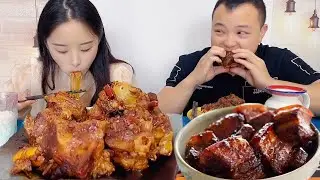 My greedy husband always wants to steal my beef shanks. He can't change his selfish habit.