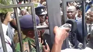 Raila in heated verbal exchange with senior police officer outside Supreme Court