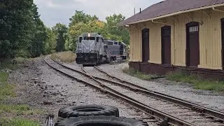 W&LE Medina local 661 across W.Liberty St to work stone cars on the B&O. LOUD HORN! 9-4-25