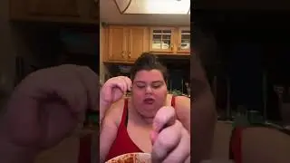 Weird&hellip; #quirkyloverosee #quirkyloverosie #gorlworld  #eating #eatingsounds #lolcows #feeder