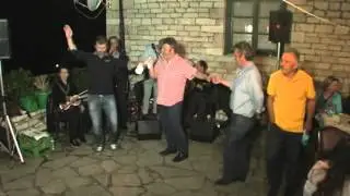 ΕΧΕΤΕ  ΓΕΙΑ ΨΗΛΑ ΒΟΥΝΑ κλπ.  (Χορεύει ο Χρήστος Χασάνης)