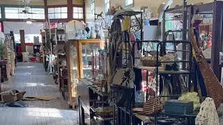 Vamos a un negocio de antigüedades y rarezas  en Uvalde, Texas