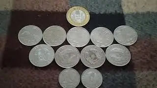 МОНЕТЫ: 1 по 100, 9 по 50 и 2 по 20 ТЕНГЕ лежат на байковой поверхности 4-ого Января Широкоформатно