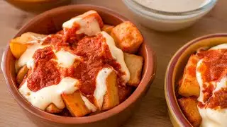 These Crispy Potatoes With Spicy Sauce Are Impossible to Stop Eating