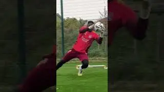 🧤 R&eacute;my Descamps est aussi de retour 🔴🔵 #football #ligue1 #ol #foot #shorts