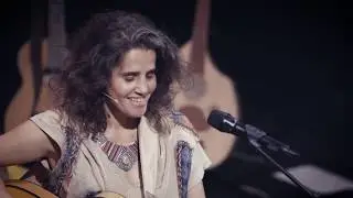 Marianne Aya Omac fait chanter son public