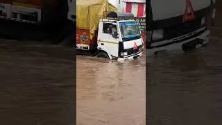 Truck dhoob gya pani mein #rain #waterfall #flow #viral #trending #outflow #flowpath #overflow #like