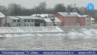 Aizsargdambja būvnieki Jēkabpilī gatavi iespējamiem plūdiem