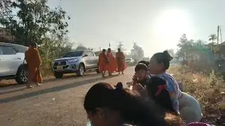 Laos 🇱🇦 ໃສ່ບາດຕອນເຊົ້າແລ້ວພາຫລານໄປເອົາລົດໄຟ້🛵||ใส่บาตรพระตอนเช้าแล้วพาหลานไปเอารถ🛵