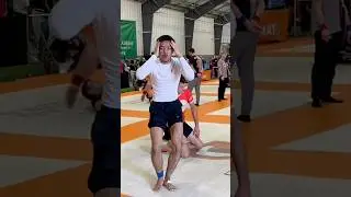 White belt PULLS right into a BUGGY CHOKE! 🤯 #bjj #jiujitsu