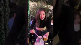 Sweet party atmosphere #ChineseBeauty #OutdoorParty #Night #美女