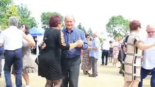 Dużo ludzi tańczyć lubi przy Kapeli Sami Swoi w Starej Błotnicy
