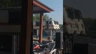 Train Horn Sound Effect Loudly roaring GZB WAP7 30283 with Express train