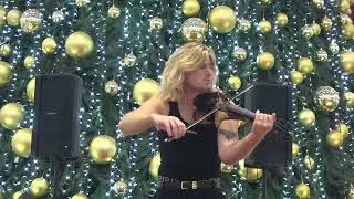 Momentos de la actuación del Violinista Alexander Lee-Briard en el centro comercial la Cañada-Marbel