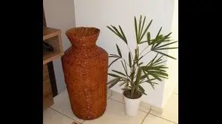 Vaso grande com jornal