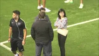 La presidenta del Valencia CF Layhoon Chan habla con el director general del M&aacute;laga CF Vicente Casad