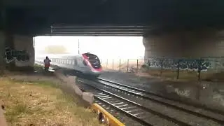 trenes pasando por hospital bajo la lluvia!.