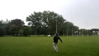 Mattia Biso PALLEGGIA AL PARCO SOTTO LA PIOGGIA