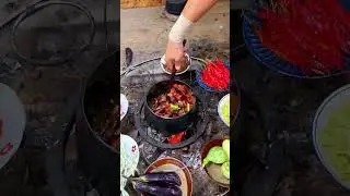 The ancestral dish of stir-fried cured meat in a cauldron jar#Rural native pigs smoked cur