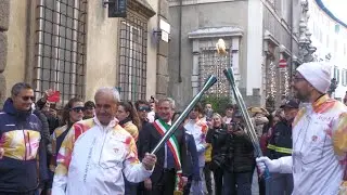 La Fiamma Olimpica di Milano Cortina 2026 arriva a Lucca, bagno di folla per le vie del centro