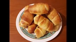 Λουκανοτυροπιτάκια     με σπιτική ζύμη.....!!!!!!!!!!