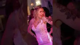 BRIDE DANCES TO THE MACARENA!