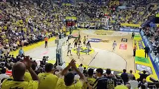 Trib&uuml;n mehterle kopmuşken, Maskot Yellow molada istediği tezah&uuml;ratı yaptıramayıp kenara &ccedil;ekilir