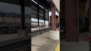 Old BNSF SD70MAC pulls cut up the hump