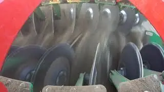 Agro Masz BT 30 rövidtárcsa működés közben MTZ 1221.3 traktorral