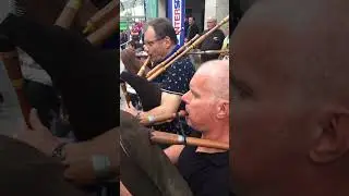 D&eacute;fil&eacute; pour Septembal au centre-ville de Nevers : ambiance festive et animations urbaines